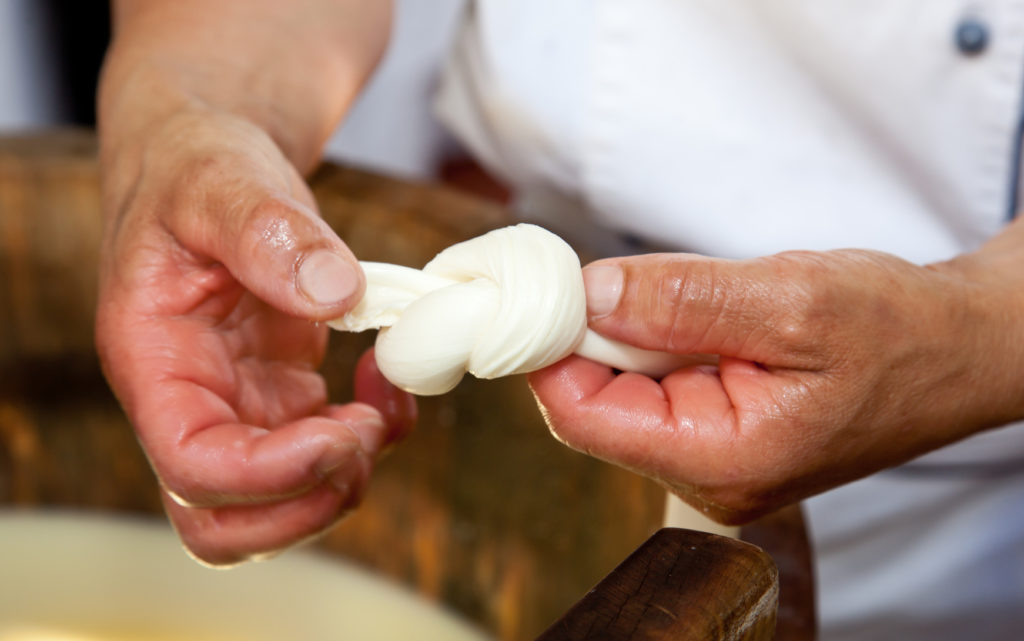 Tre ragazzi e un’azienda che produce mozzarelle di bufala a forma di stelle