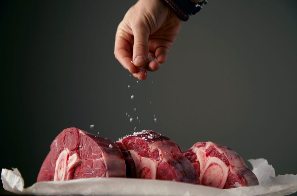 Il grasso “buono” della carne che mangiamo. Dove sta e perché ci fa bene