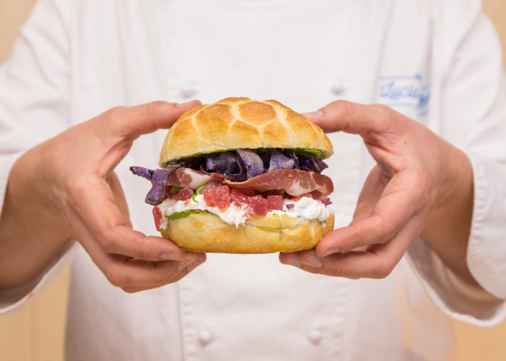 Pescaria ora è anche a Napoli. Il fast food dei panini di pesce “nati” a Polignano